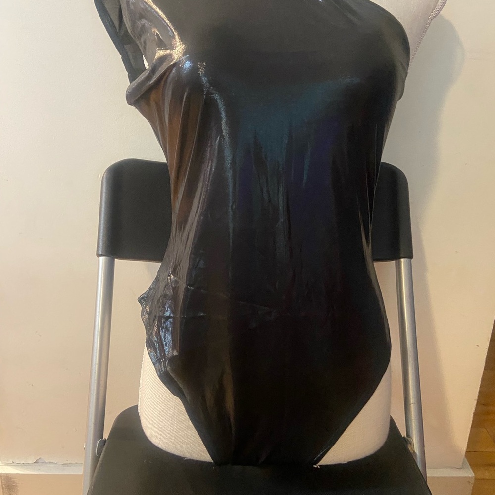 Black Shiny Off One Shoulder Bodysuit size m